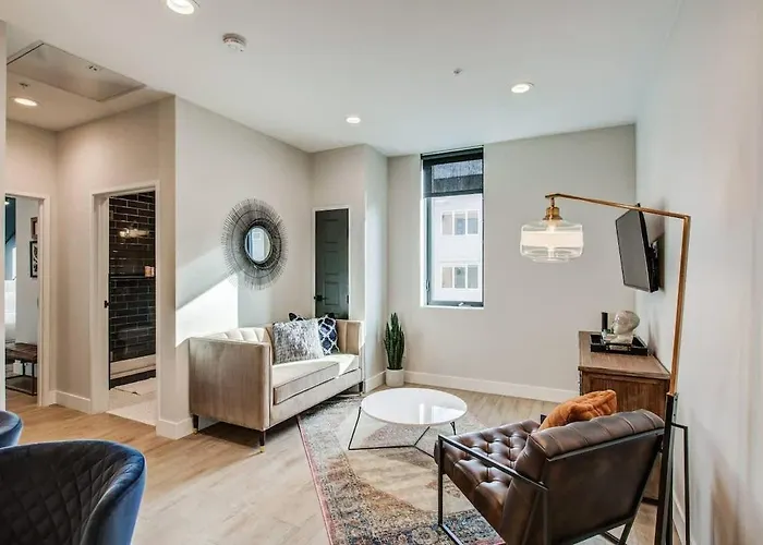 Chic Tennyson St Retreat - Walk To Shops & Cafes