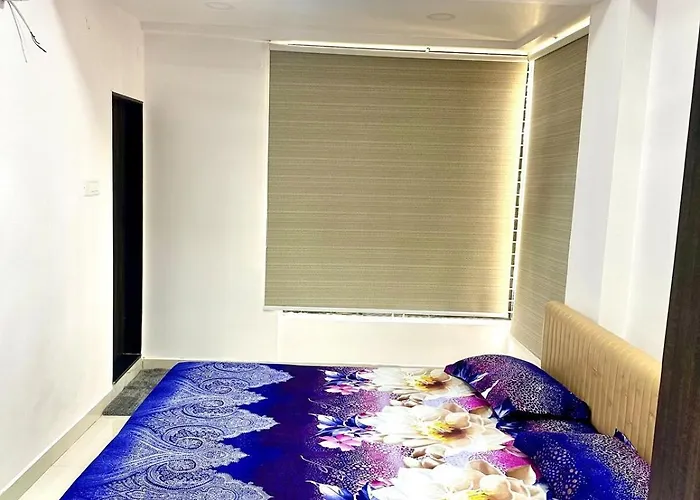 Cozy 2Bhk With Balcony & Kitchen