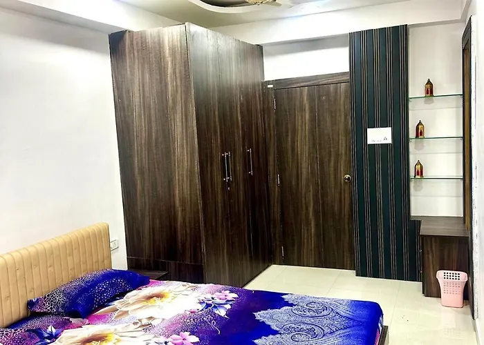 Cozy 2Bhk With Balcony & Kitchen