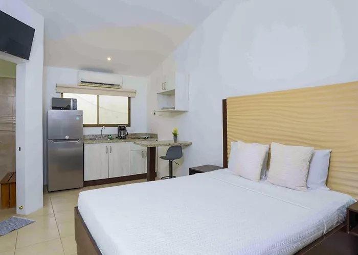 Ground-Floor Studio W/ Pool Access, Walk To Beach!