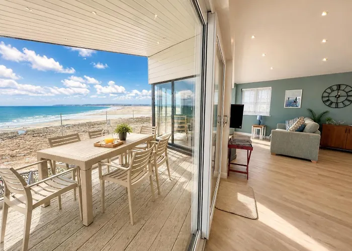 Stylish 3-Bed Seaview Retreat With Balcony - Steps From The Beach - Westward Ho!