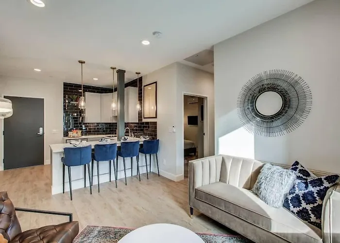 Chic Tennyson St Retreat - Walk To Shops & Cafes