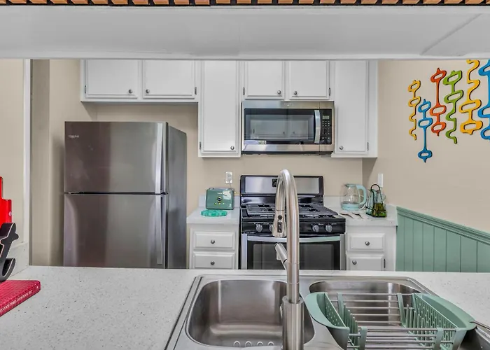 Mid-Century Stay With Pool ,Golf Retreat And Cool Comfort