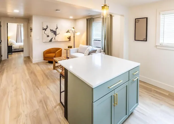Renovated 1-Bedroom Apartment In Central Lincoln Extended Stay