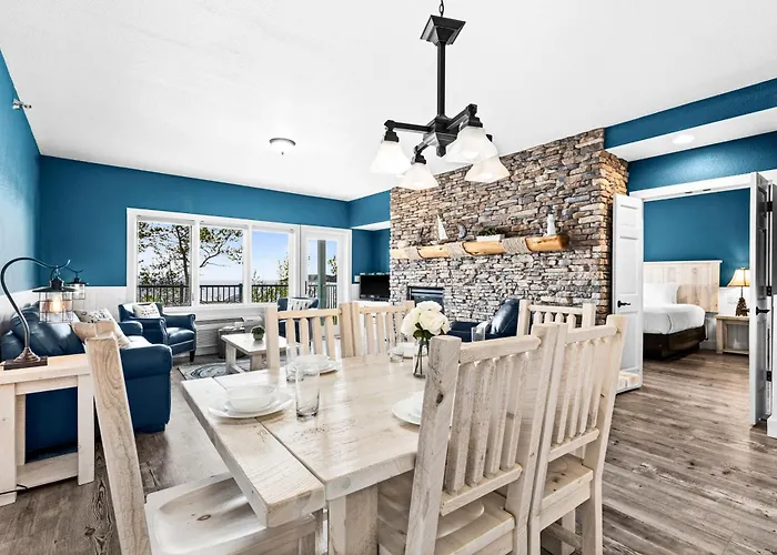 Breathtaking Lake Views 1Br King Suite, Kitchen & Heated Pools