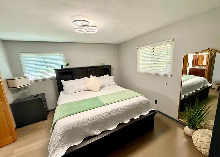 Delightful 3 Bd Home With King Size Bed, Hot Tub, Playground!