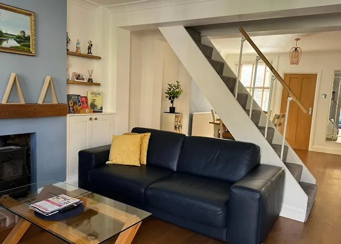 Spacious 3 Bed House Free Parking Maidstone