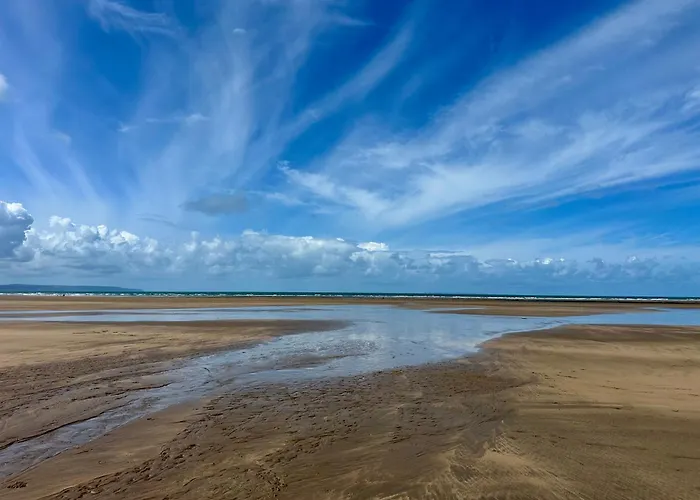 Pet-Friendly 3-Bed Home With Balcony - Walk To Beach & Golf