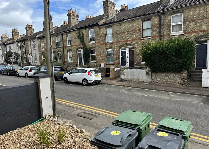 Spacious 3 Bed House Free Parking Maidstone