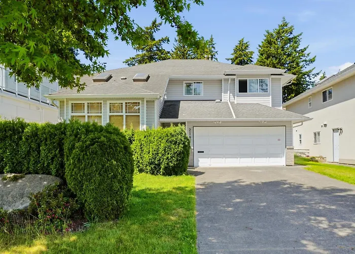 Charming 3 Bedroom Retreat In South Surrey White Rock