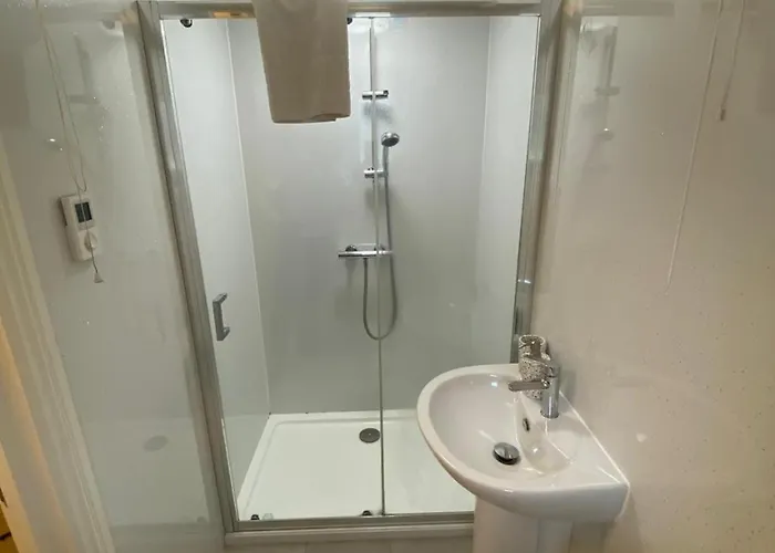 Riverside 2 Bedroom Apartment - Central Location