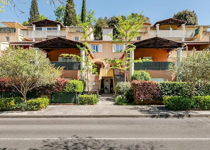 Appartement Charmant Avec Terrasse, Village A Pied
