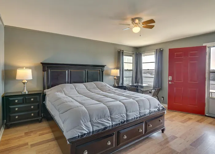 Unit 7: Bagnell Strip Adventure Hub, Patio & Views