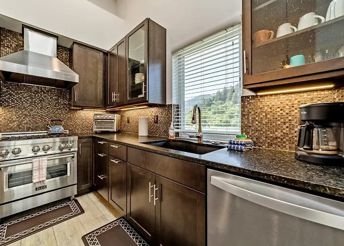 Stunning Apt Near The Ocean With Gas Fireplace Partial Water Views & Grill
