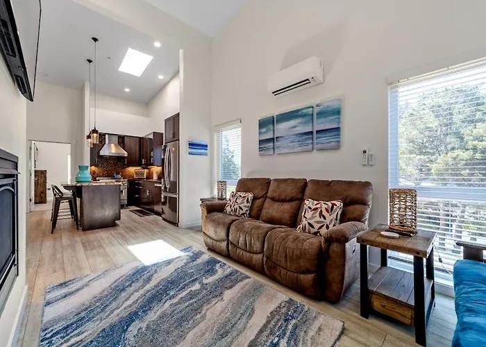 Stunning Apt Near The Ocean With Gas Fireplace Partial Water Views & Grill