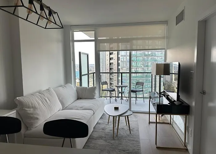 Modern Apartment, Free Parking In King George Hub