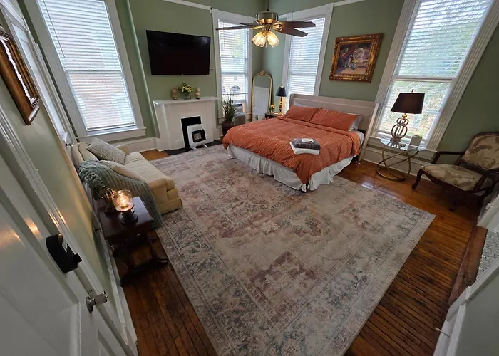 Centrally Located Studio #5 - Downtown Little Rock