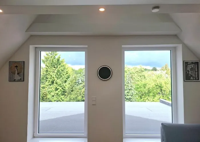 Helle Dachgeschosswohnung, Neu Renoviert & Ruhig