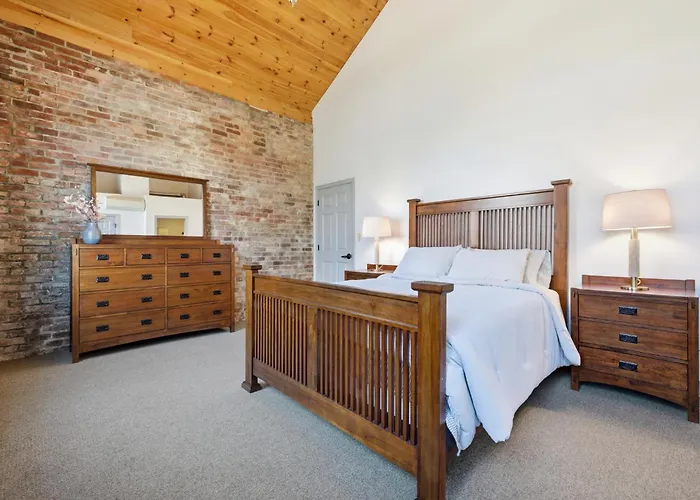 Gorgeous Downtown Apartment With High Ceilings
