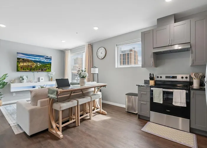 Valclyde Cozy Suite-Sleeps 4-Downtown Mpls