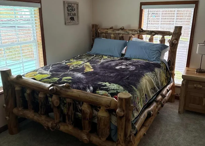 Cozy Cottage Sleeps 4 Walk To Downtown Springs