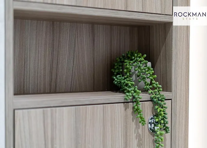 Library House Brentwood - Free Underground Parking - Fast Wifi - Long Stays - By Rockman Residences