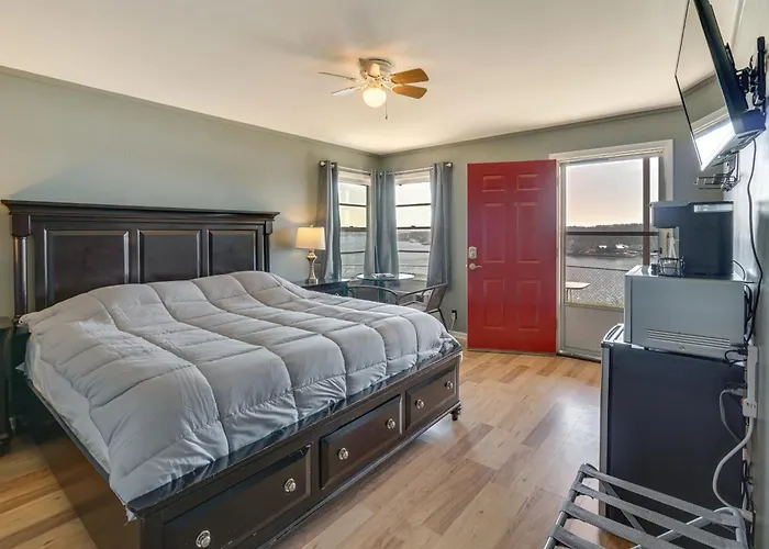 Unit 7: Bagnell Strip Adventure Hub, Patio & Views