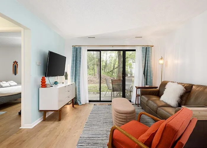 Retro Condo Beach & Pool Access Near Downtown