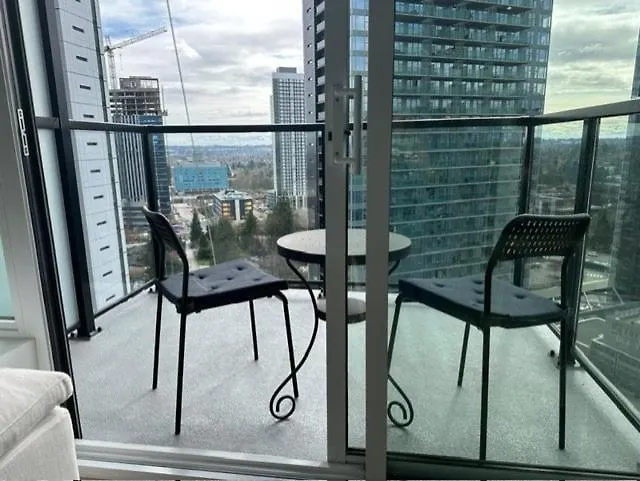 Modern Apartment, Free Parking In King George Hub