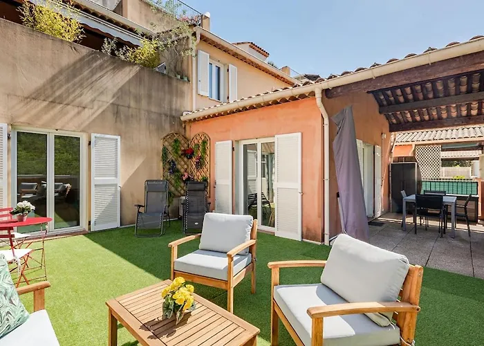 Appartement Charmant Avec Terrasse, Village A Pied