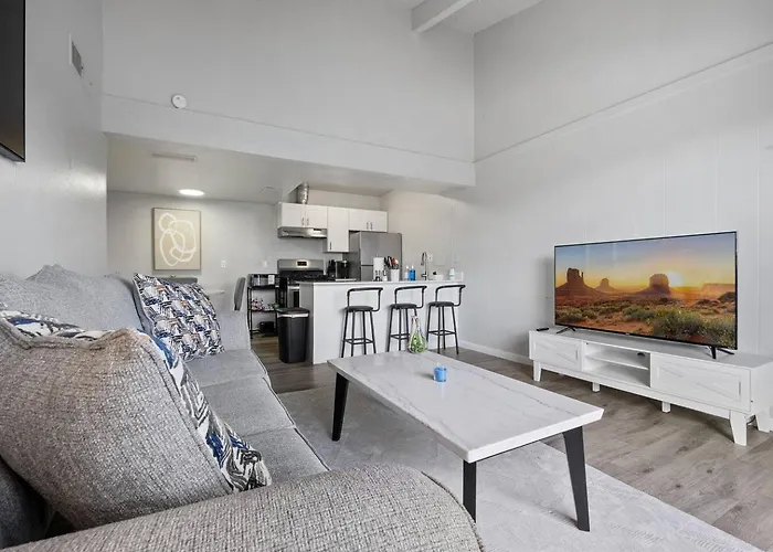 Meticulously Kept Downtown Mesa 1-Bedroom Oasis