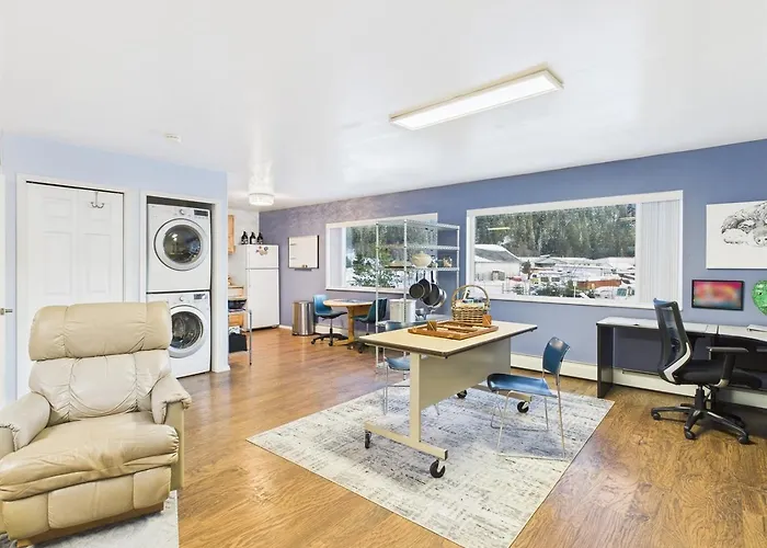 Large Juneau Loft W Full Kitchen, Wd & Workspace