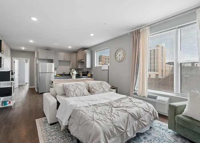 Valclyde Cozy Suite-Sleeps 4-Downtown Mpls