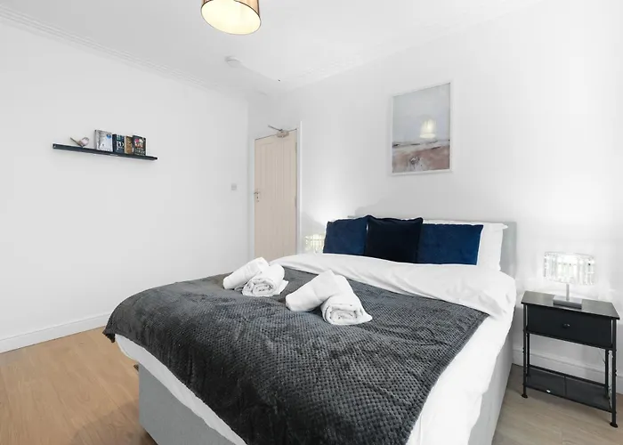 Spacious 4 Bed Semi-Detached House Driveway Parking In Stanmore