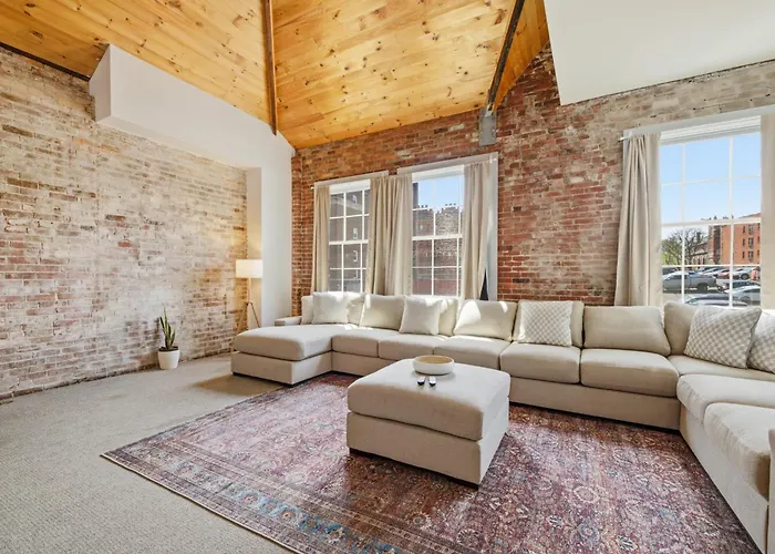 Gorgeous Downtown Apartment With High Ceilings