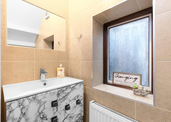 Spacious 4 Bed Semi-Detached House Driveway Parking In Stanmore