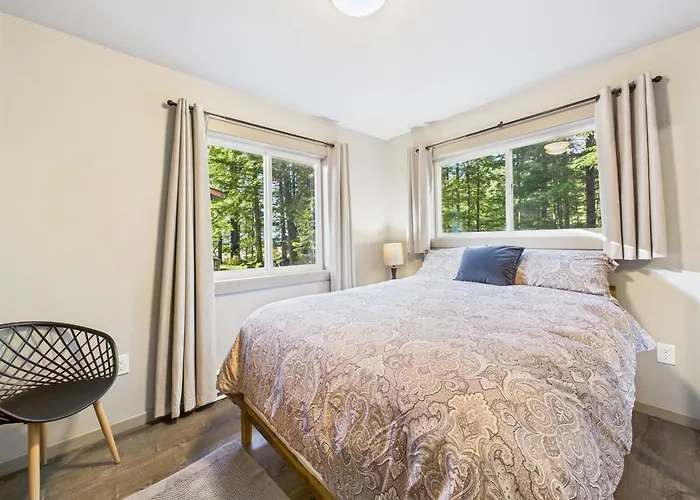 Sunny Point 2Br With Deck & Mountain Views