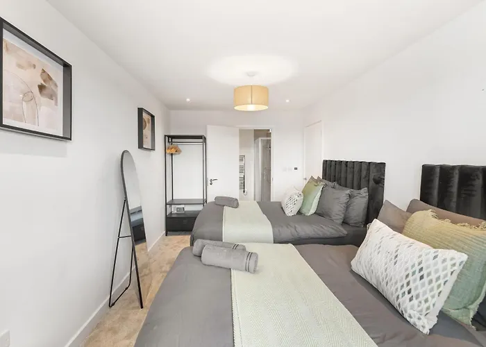 Luxury Wembley 2 Bed Flat - Sleeps 9