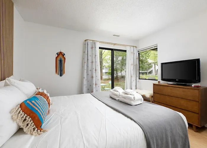 Retro Condo Beach & Pool Access Near Downtown