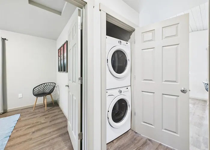 Sunny Point 2Br With Deck & Mountain Views