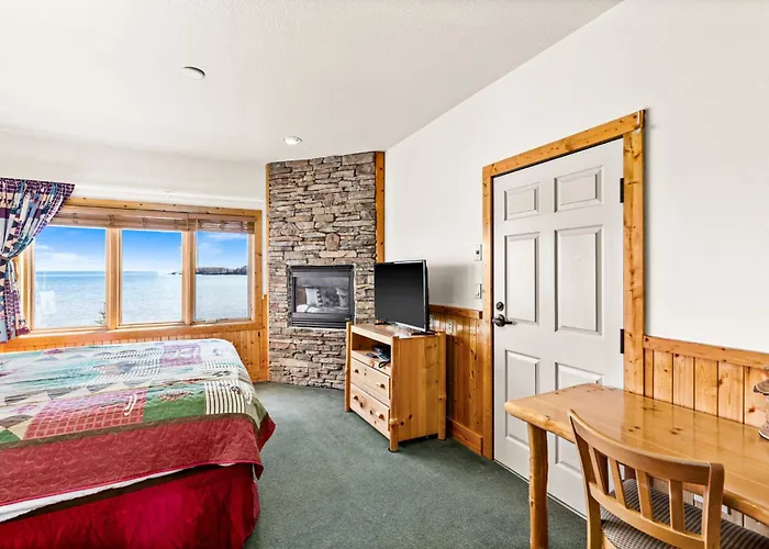 Panoramic Lake Views King Suites, Kitchen, Whirlpool Soaking Tubs And Hot Tub