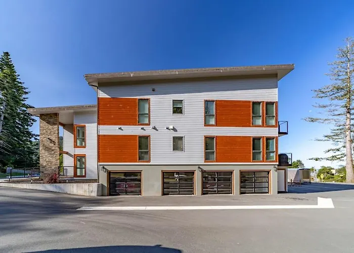 Stunning Apt Near The Ocean With Gas Fireplace Partial Water Views & Grill