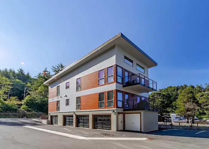 Stunning Apt Near The Ocean With Gas Fireplace Partial Water Views & Grill