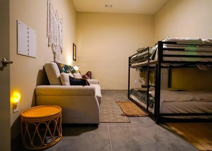 Jungle Jasper Suite - New Loft Near Massachusetts!