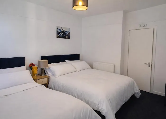 3 Bed Apartment House In Kirkcaldy Fife - Serviced Accommodation For Corporate , Business , Tourists , Secure, Parking , Wifi