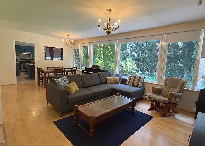 Bright And Spacious Upper Level House, Great Area