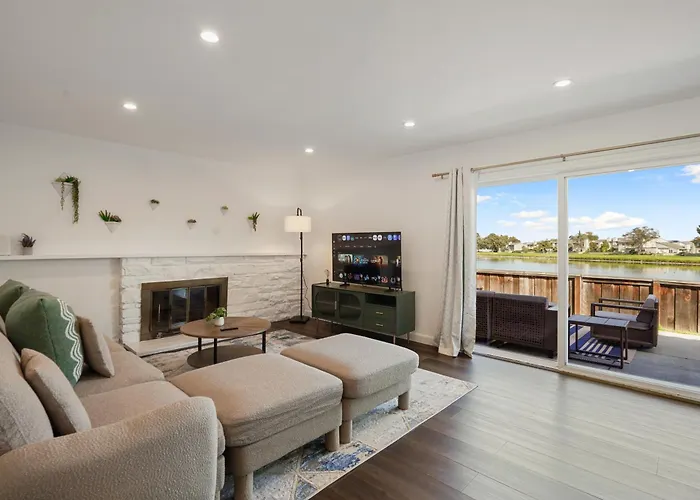 Lakefront 3 Bedroom Retreat With Beautiful Water Views