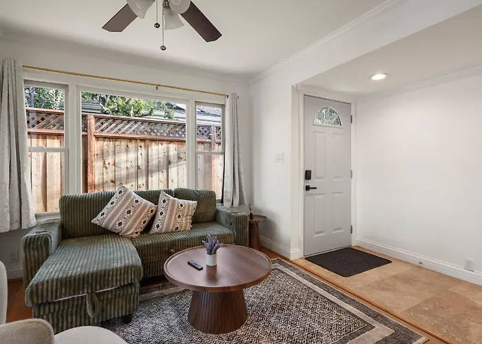 Lakefront 2Br Lavender Home With Patio And Water Views