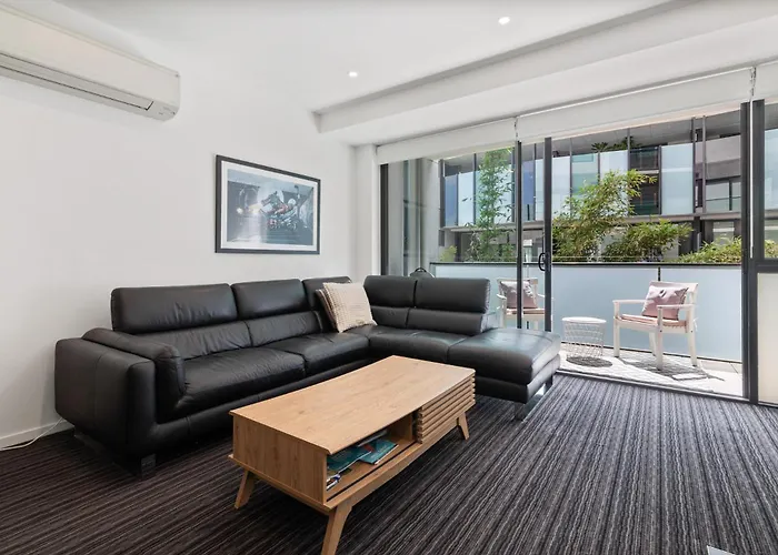 Modern Quiet 1 & 2 Bed Apt Opposite Albert Park
