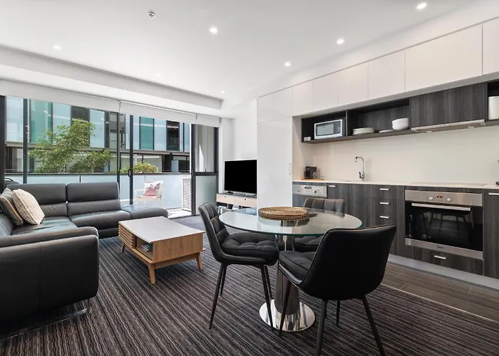 Modern Quiet 1 & 2 Bed Apt Opposite Albert Park